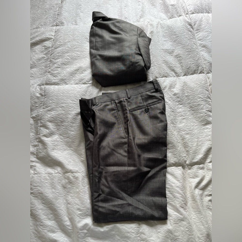 Kenneth Cole NY Men’s Gray 2 piece suit